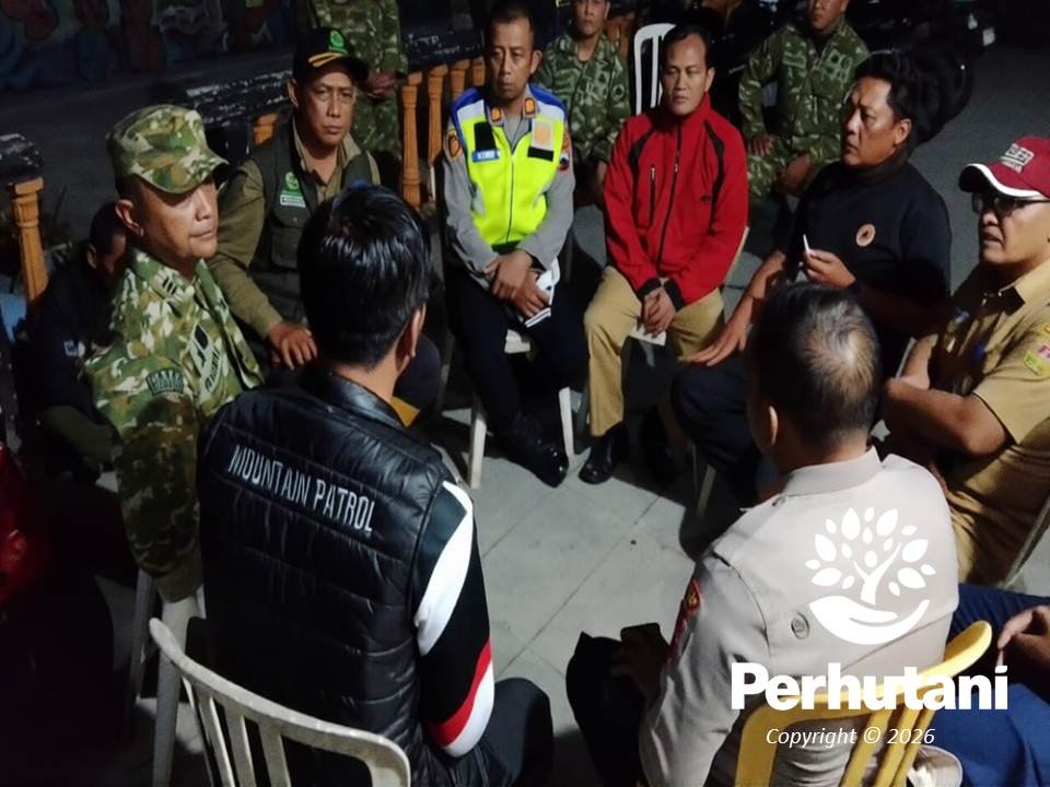 Perhutani KPH Kedu Utara bersama lintas sektoral berkoordinasi menangani kebakaran hutan Gunung Sumbing di RPH Mangli, Kabupaten Magelang