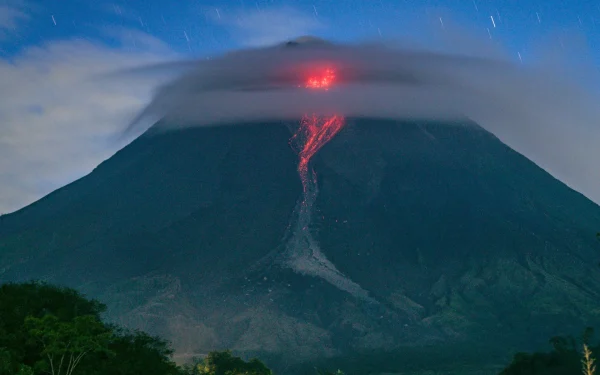 Guguran Lava Merapi Kembali Meluncur ke Kali Bebeng dan Krasak, Status Tetap Siaga